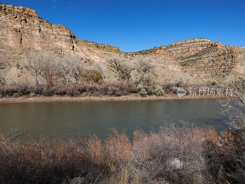 科罗拉多河秋季低流量与陡峭的峡谷墙附近的Grand Junction，科罗拉多州。